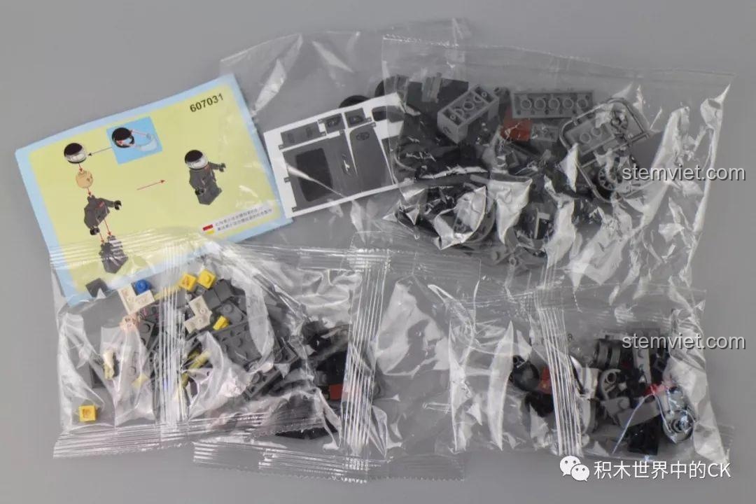 Minifigure tay đua của bộ Sembo 607031 Toyota FT-1 với các logo nhà tài trợ.