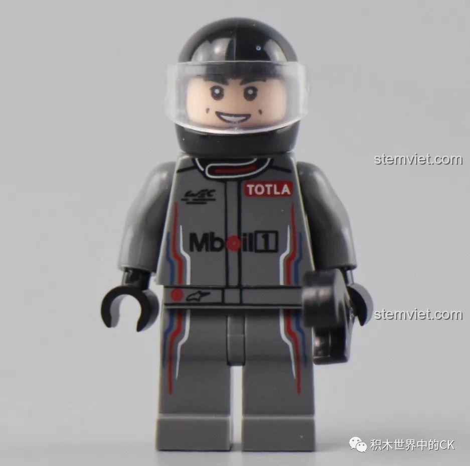 Minifigure tay đua trong bộ SEMBO 607031 với các logo nhái như Mboil và TOTLA, tạo sự hài hước.