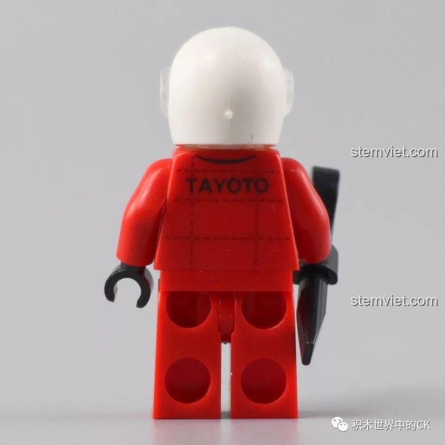 Minifigure tay đua trong bộ SEMBO 607032 với bộ đồ màu đỏ và logo TAYOTO.