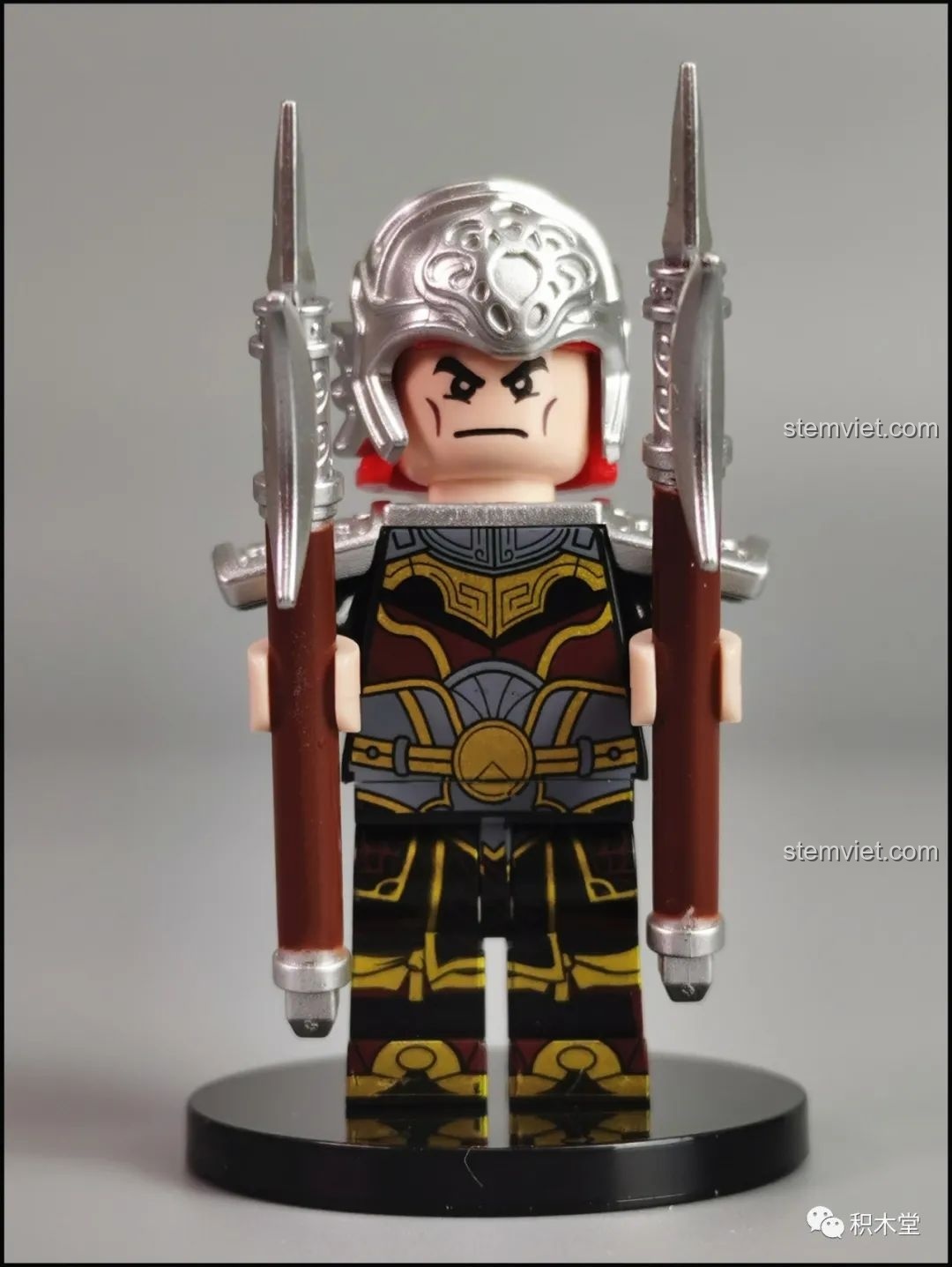 Minifigure Thái Sử Từ DECOOL 2030C hoàn chỉnh, tay cầm cặp song kích, đội mũ giáp bạc và biểu cảm cương nghị.