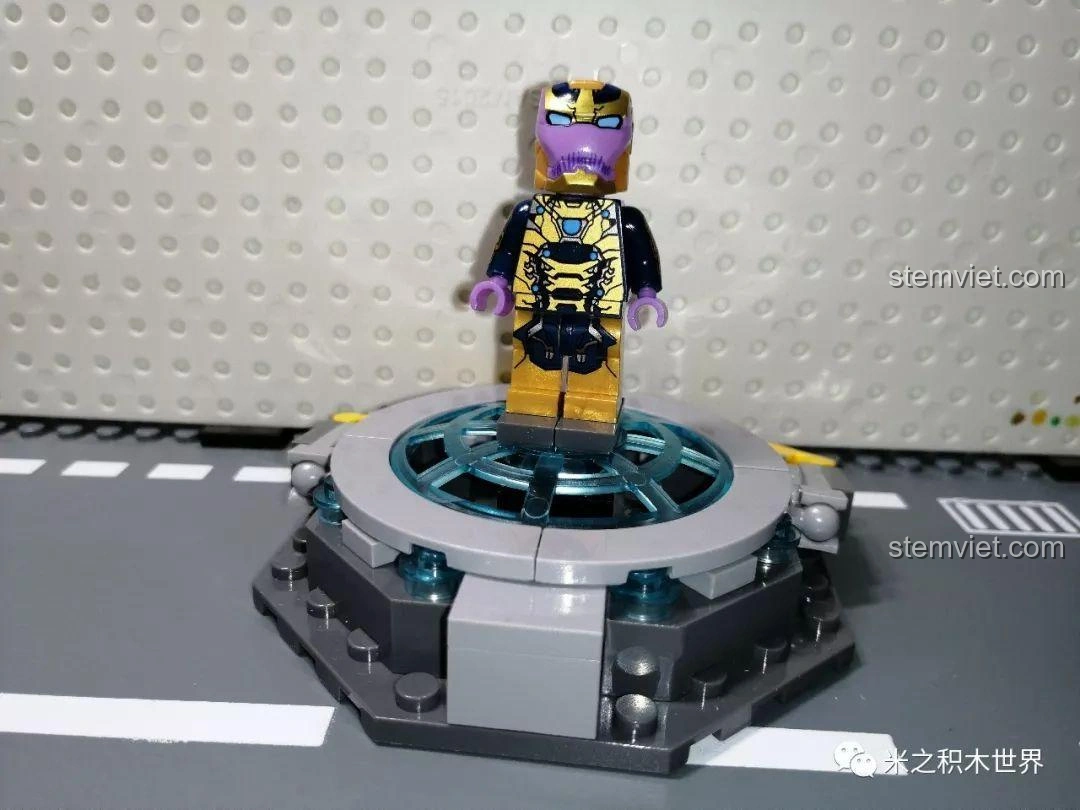 Minifigure Thanos Anti-Iron Man Armor trên đế trưng bày, giáp vàng và tím, thể hiện sức mạnh của Kẻ Hủy Diệt.