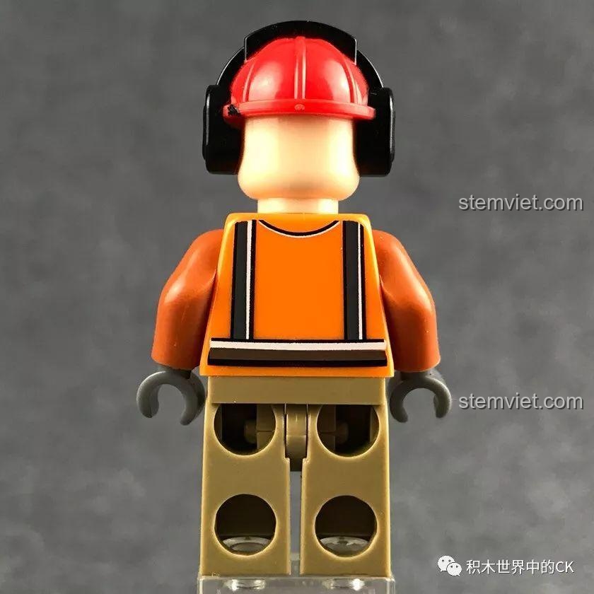 Cận cảnh minifigure thợ đốn gỗ trong bộ SEMBO 603015 với biểu cảm đang khóc và mũ bảo hộ đỏ.
