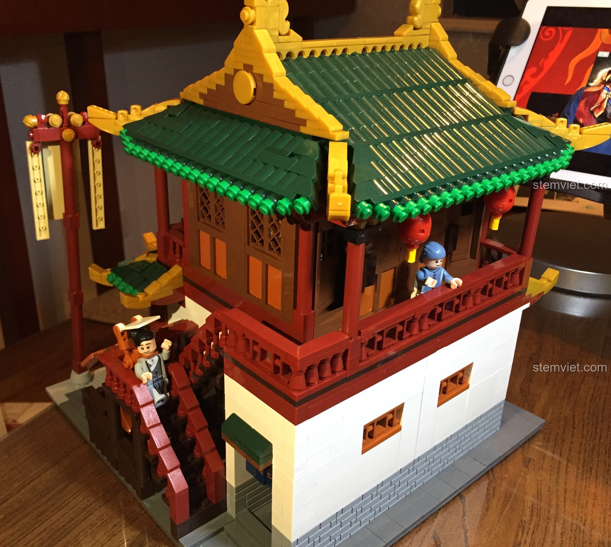 Minifigure thư sinh đứng trên cầu thang, chuẩn bị lên tầng hai của Vạn Phúc Khách Sạn.