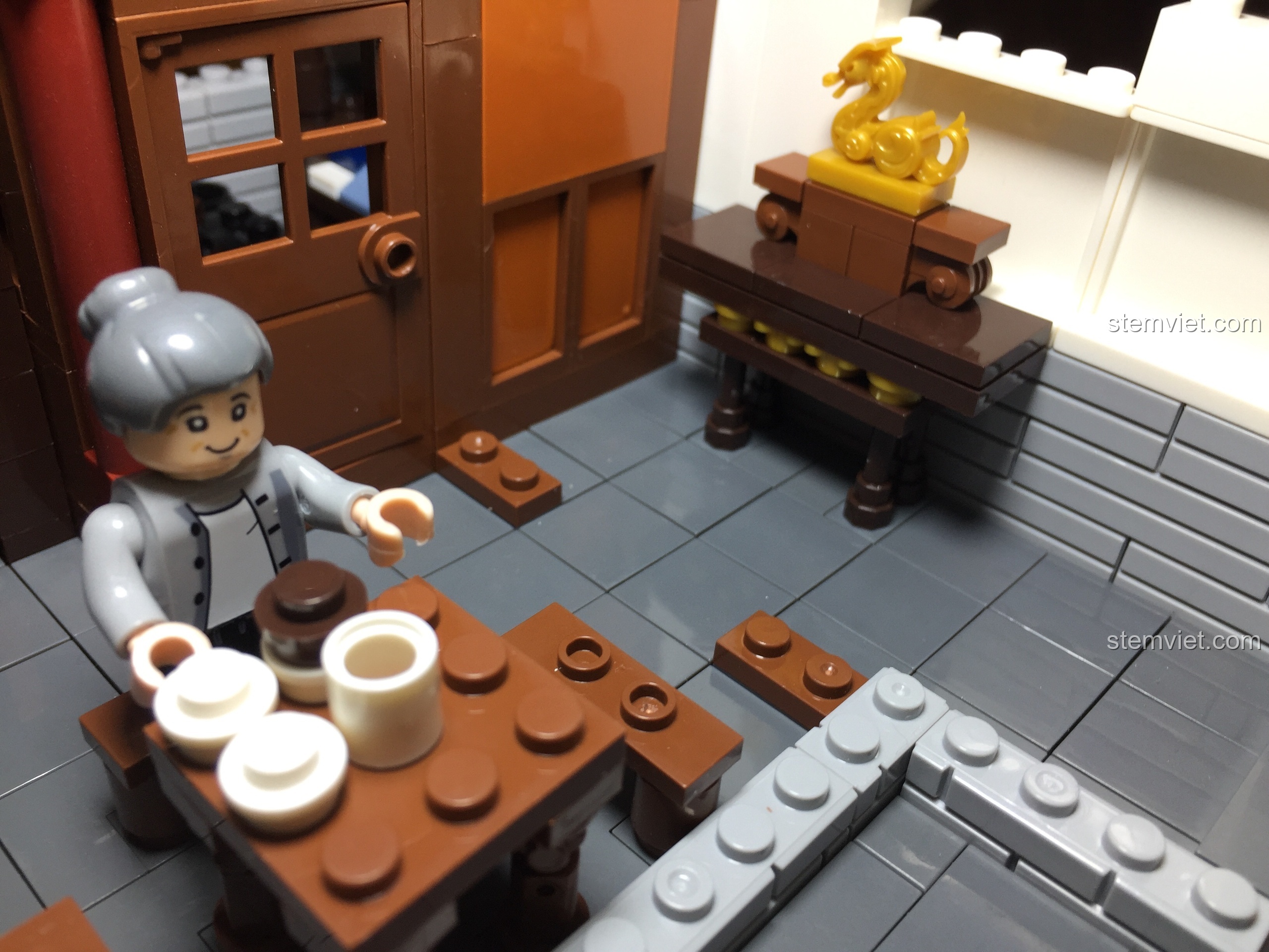 Minifigure thực khách đang ngồi uống trà tại bàn, một cảnh sinh hoạt trong Vạn Phúc Khách Sạn.