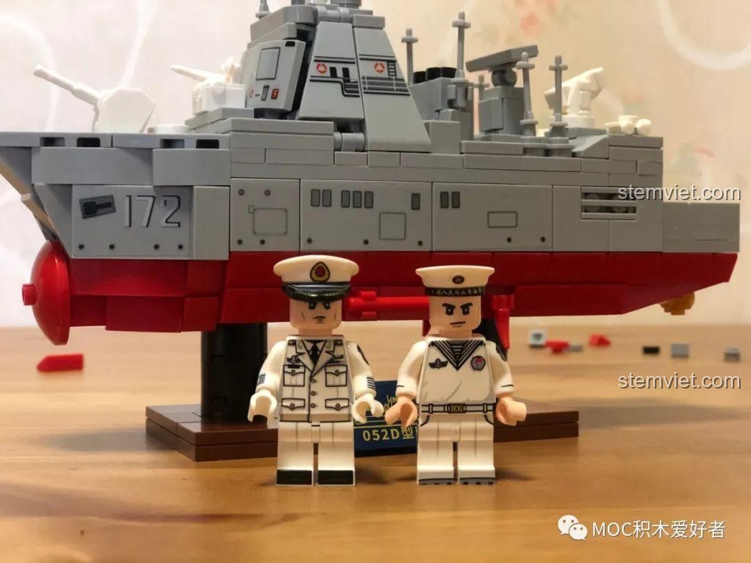 Hai nhân vật minifigure thủy thủ đi kèm bộ lắp ráp tàu khu trục 052D mini.