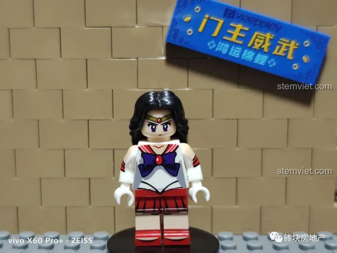 Minifigure Thủy Thủ Sao Hỏa Rei Hino chụp chính diện, với mái tóc đen dài và trang phục đỏ trắng đặc trưng.