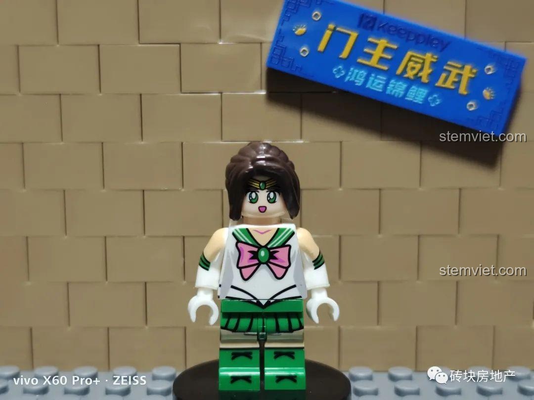 Minifigure Thủy Thủ Sao Mộc Makoto Kino chụp chính diện, với mái tóc nâu buộc đuôi ngựa và trang phục xanh lá cây.
