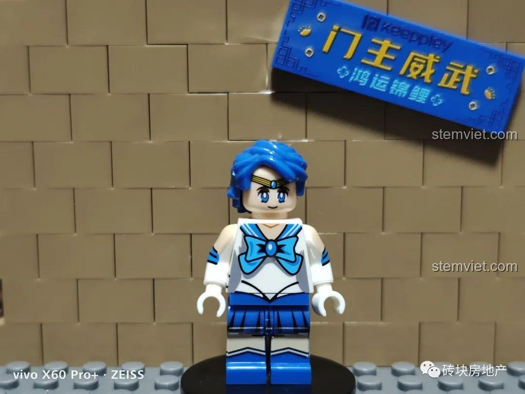 Minifigure Thủy Thủ Sao Thủy Ami Mizuno chụp chính diện, nổi bật với mái tóc xanh ngắn và trang phục màu xanh dương.