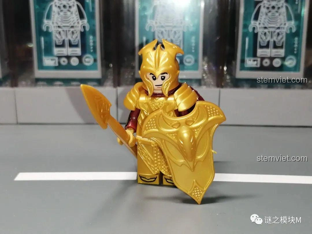 Minifigure Tinh Linh KORUIT KT1050 giáp vàng với giáo và khiên, thiết kế ấn tượng.