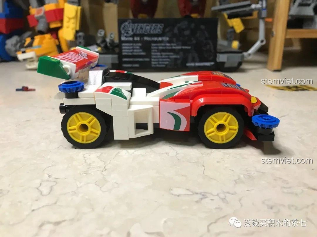 Minifigure Tinh Mã Hào, nhân vật chính của xe đua Magnum Saber, với trang phục thường ngày và biểu cảm vui vẻ, chi tiết in ấn tốt.