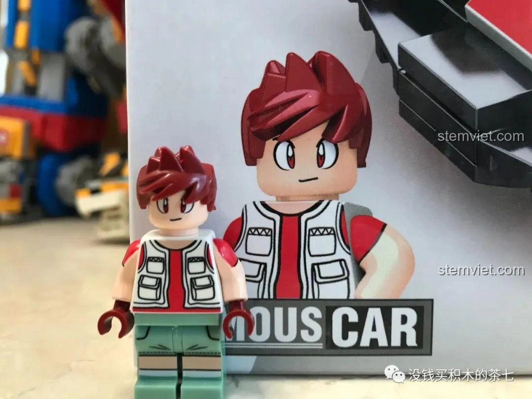 Minifigure Tinh Mã Liệt, nhân vật chính của xe đua Sonic Saber, với trang phục thường ngày, chi tiết in ấn rõ nét.