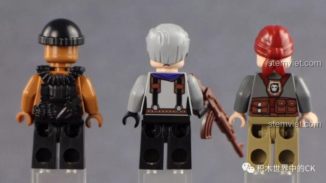 Cận cảnh biểu cảm hai mặt của nhân vật Titan trong bộ đồ chơi lắp ráp Qman 3209 Xe Bọc Thép Tấn Công ThunderMission.