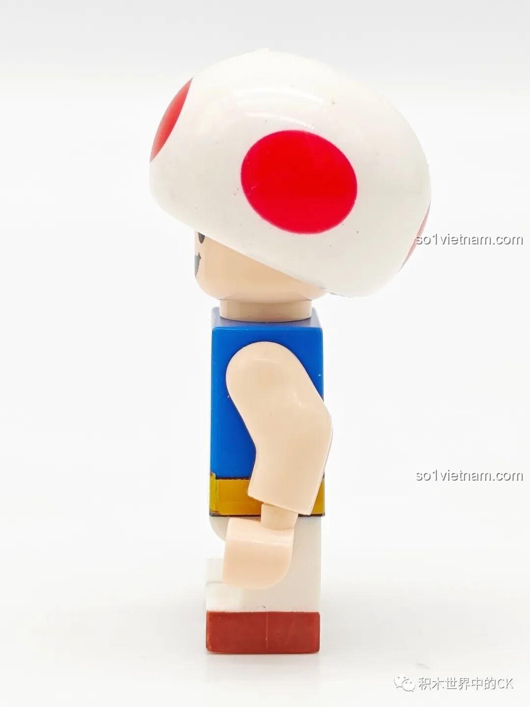 Hình ảnh minifigure Toad WM6103 nhìn từ góc nghiêng, thể hiện chi tiết thiết kế bên hông của nhân vật.