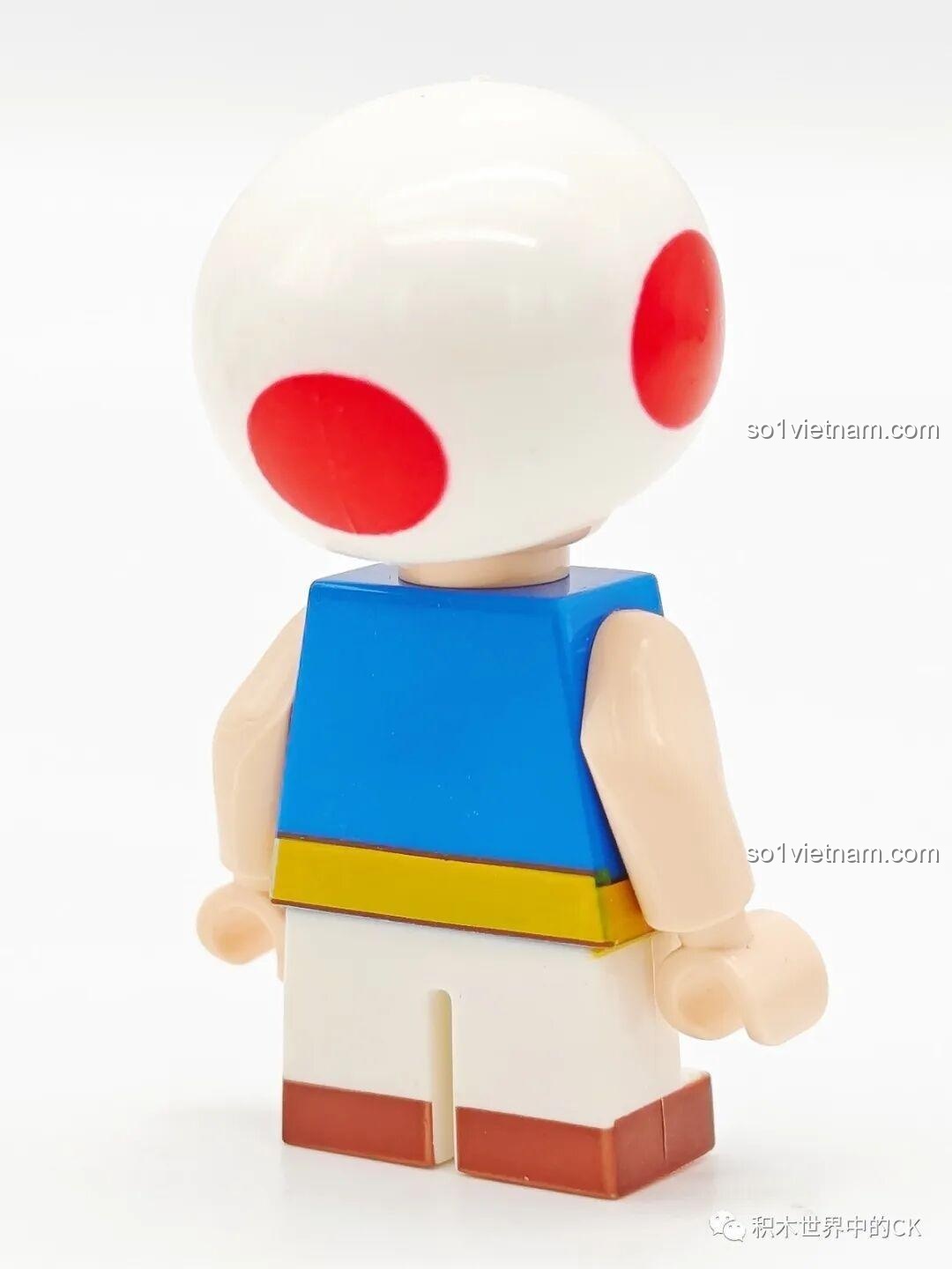 Mặt sau của minifigure Toad trong bộ sưu tập Super Mario WM6103, không có chi tiết in.