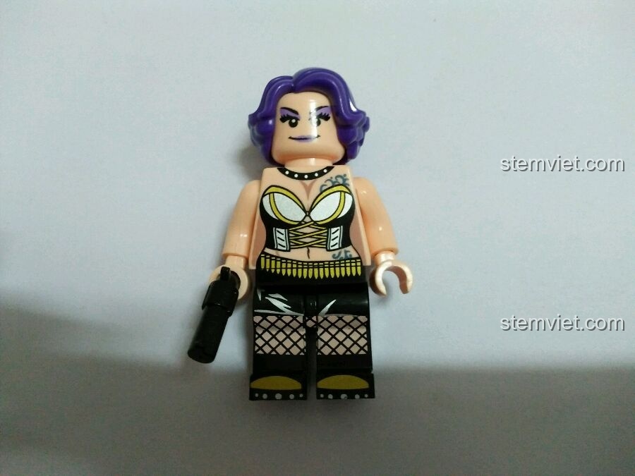 Minifigure nữ tội phạm Diana của bộ Enlighten 1906 cầm súng, với biểu cảm cá tính và trang phục chi tiết.