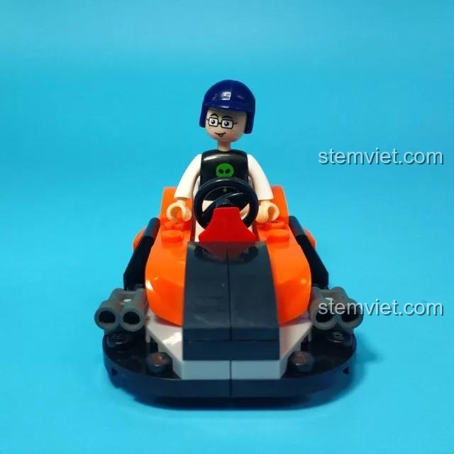 Minifigure tên tội phạm đang lái chiếc mô tô nước màu cam trong bộ lắp ráp Cuộc truy đuổi trên biển Sluban chất lượng cao.