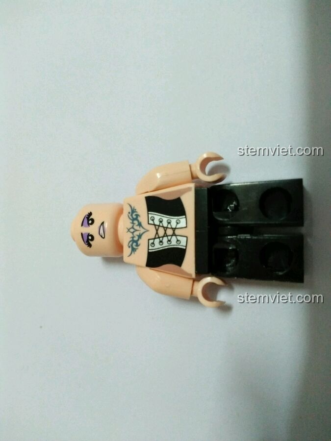 Mặt sau của minifigure nữ tội phạm Diana từ bộ Enlighten 1906, với chi tiết in ấn độc đáo trên lưng.