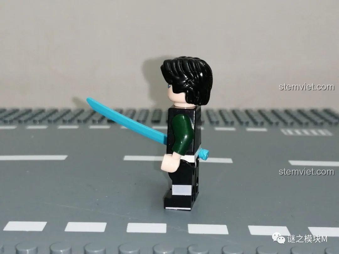 Minifigure Tomioka Giyuu trong bộ lắp ghép Dàn nhân vật Kimetsu no Yaiba nhìn từ phía sau.