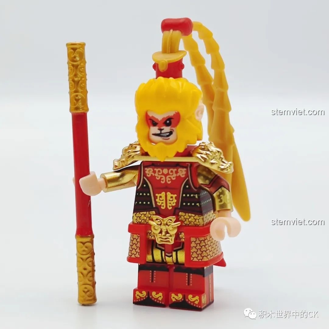 Minifigure Tôn Ngộ Không 30301 đã lắp ráp hoàn chỉnh, tay cầm Gậy Như Ý, mặc giáp vàng và áo choàng đỏ.