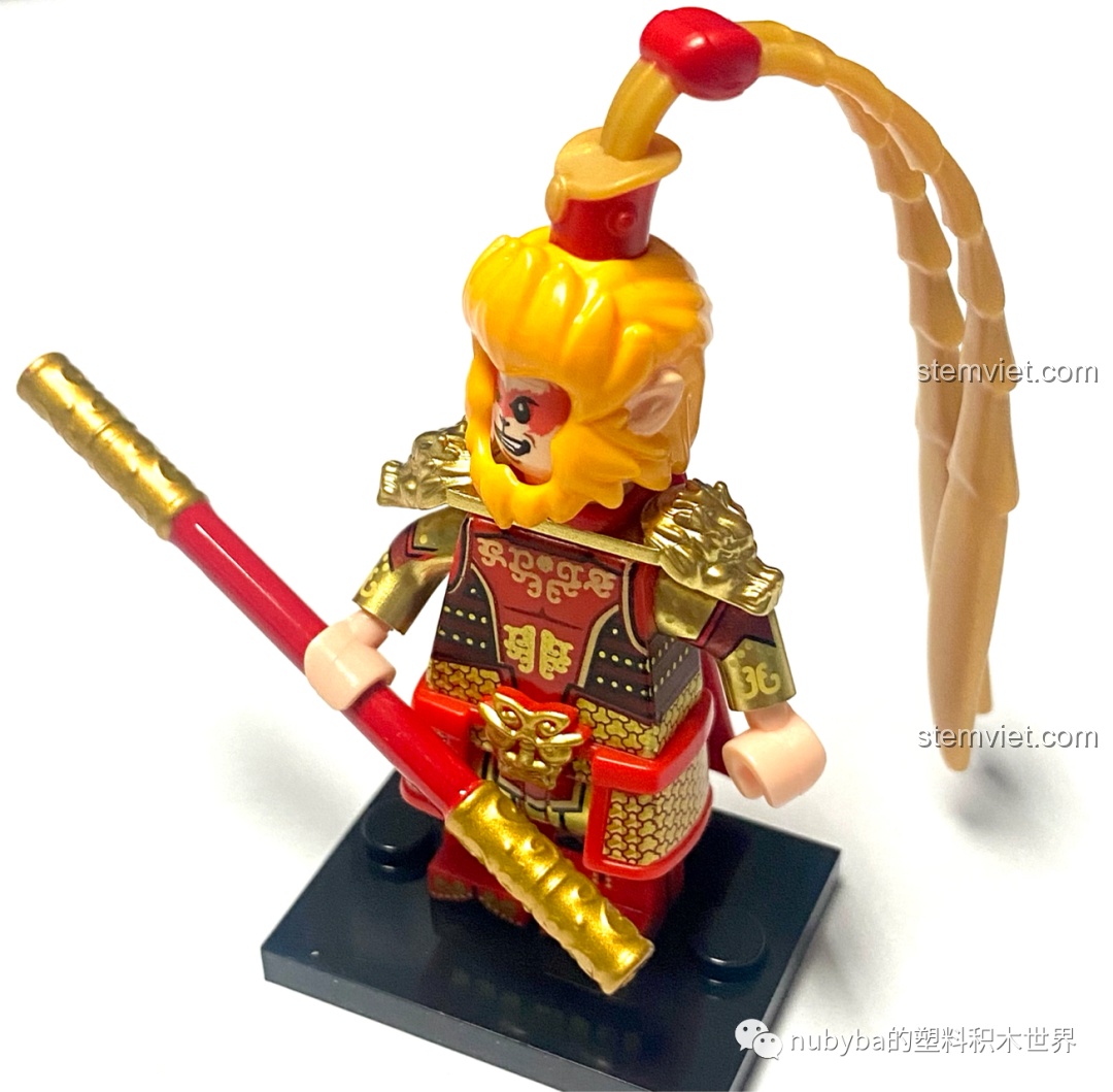 Minifigure Tôn Ngộ Không sau khi lắp ráp hoàn chỉnh, đứng trên đế trưng bày với bộ giáp vàng và Gậy Như Ý đầy oai phong.
