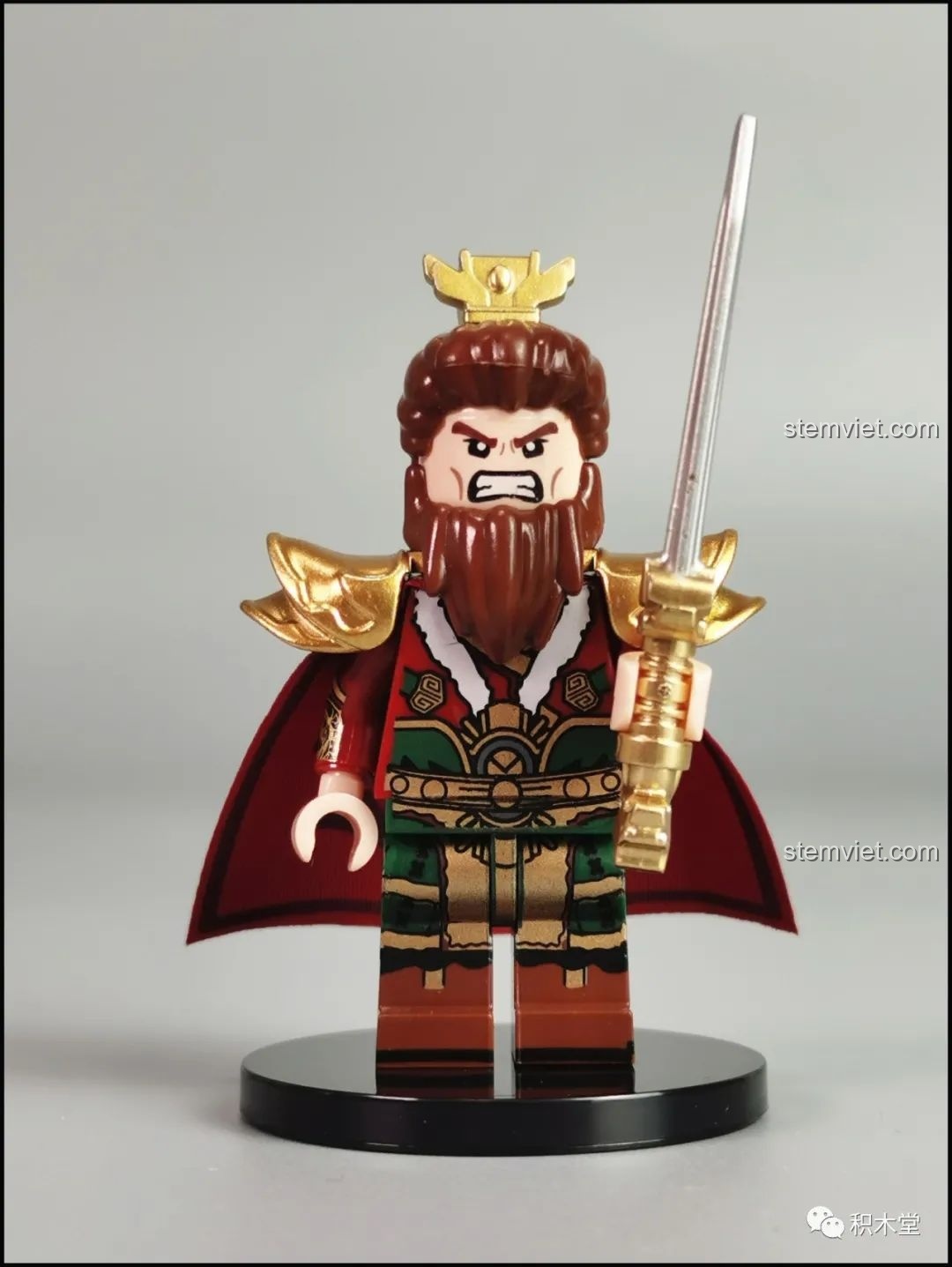 Minifigure Tôn Quyền DECOOL 2030C hoàn chỉnh, tay cầm Cổ錠đao, bộ râu dài và trang phục vương giả.
