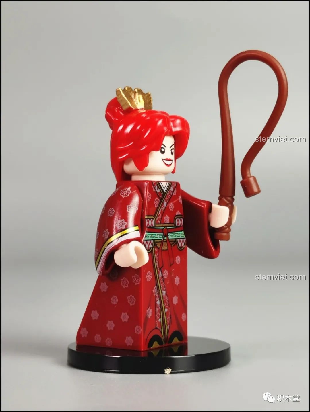 Minifigure Tôn Thượng Hương DECOOL 2030C hoàn chỉnh, trong bộ váy đỏ, tay cầm roi, mái tóc đỏ rực.