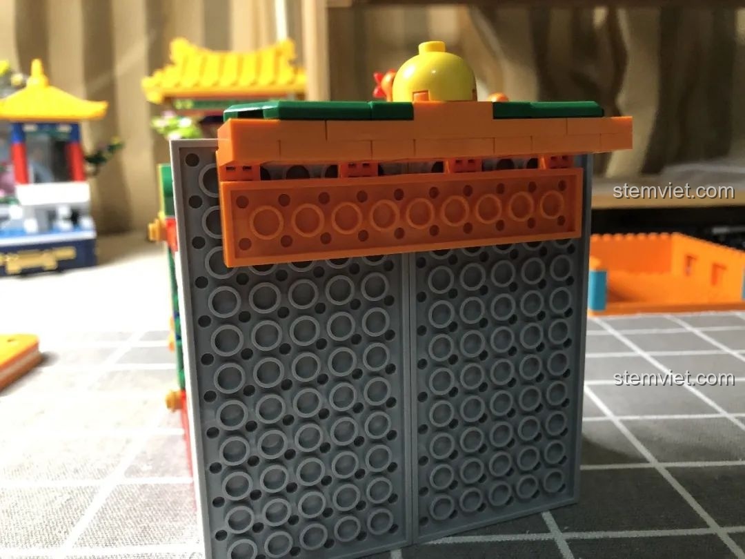 Minifigure cung nữ đứng trên bậc thang