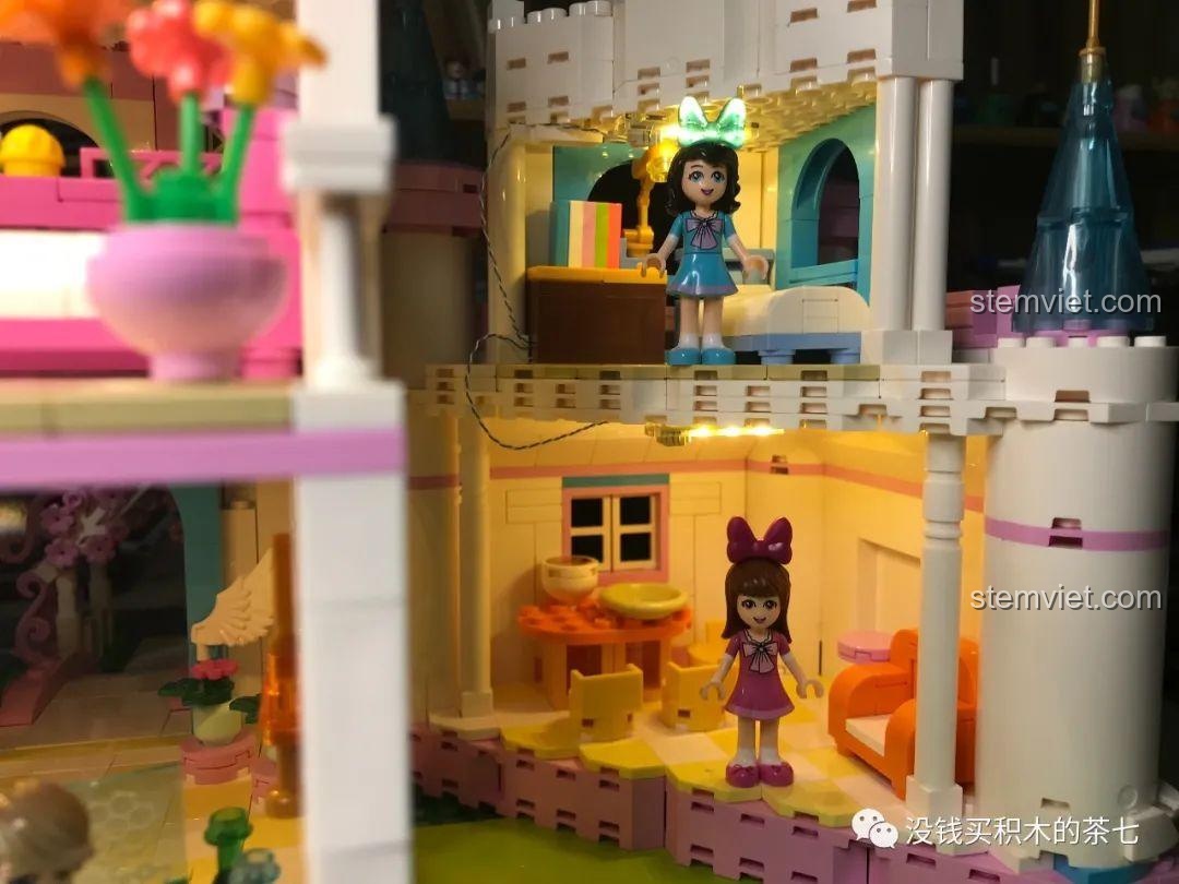 Một minifigure nam đang đứng trên ban công của phòng giải trí trên sân thượng.