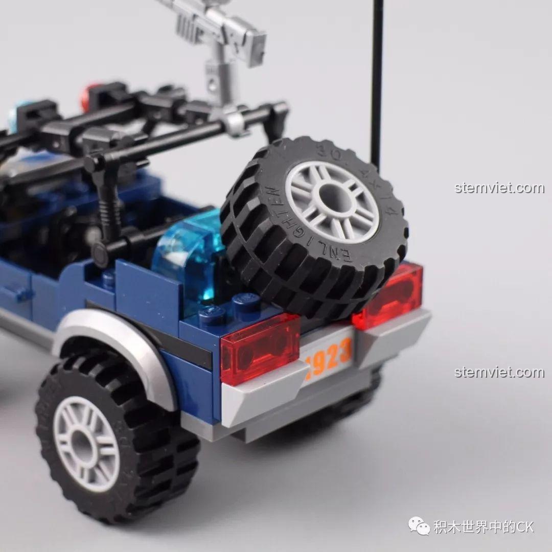 Minifigure trong bộ đồ chơi Cảnh sát Qman 1923 - Cảnh sát, tay súng và gấu (mặt sau)