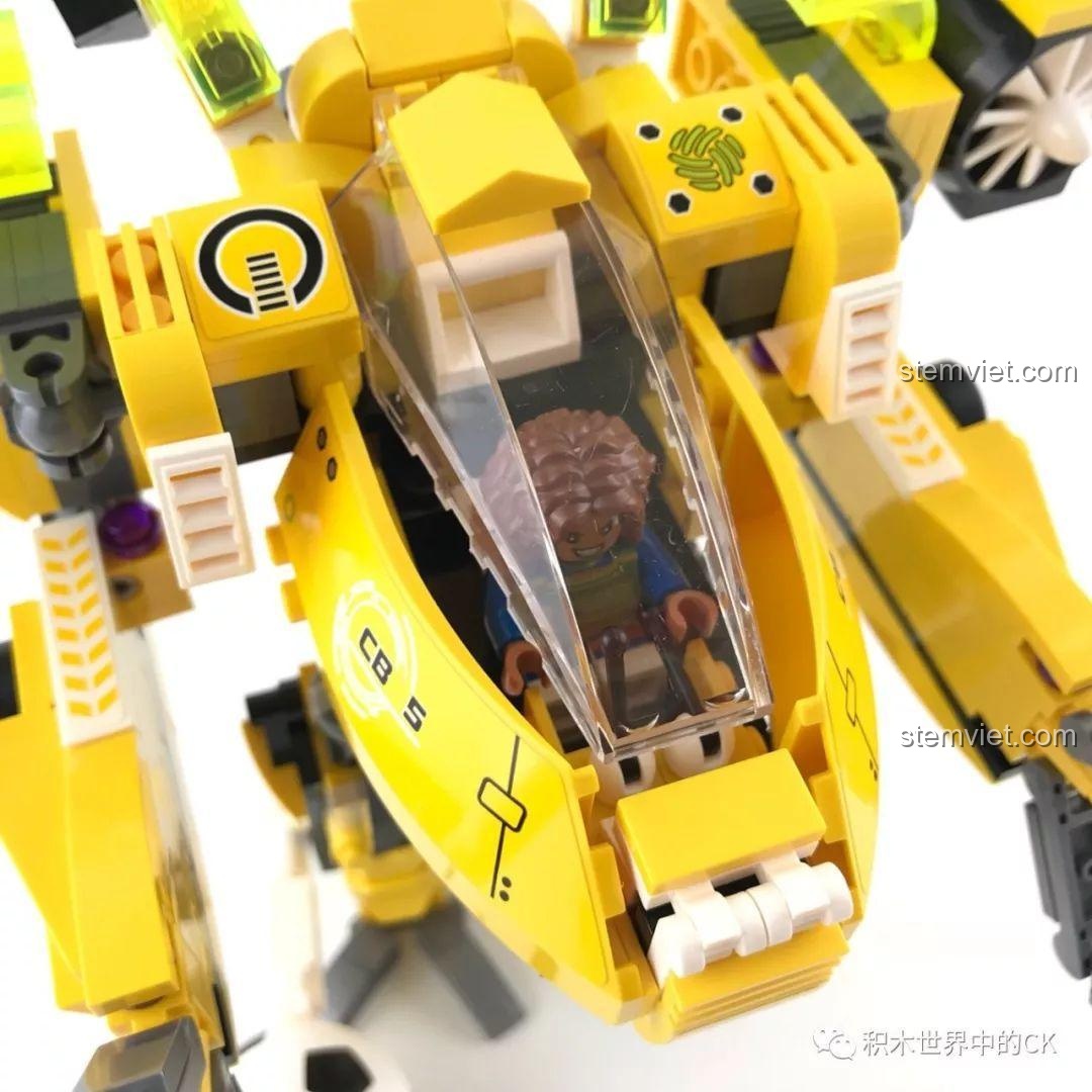 Minifigure David Luiz ngồi bên trong khoang lái của bộ lắp ráp Robot bóng đá QMAN 3004.