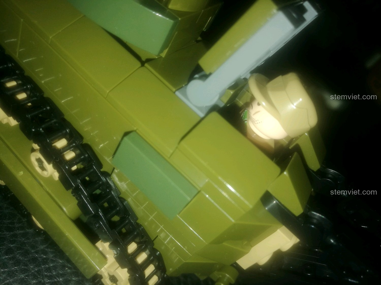 Minifigure lính xe tăng được đặt vào khoang lái của bộ lắp ráp SEMBO 101269, nắp không thể đóng kín.