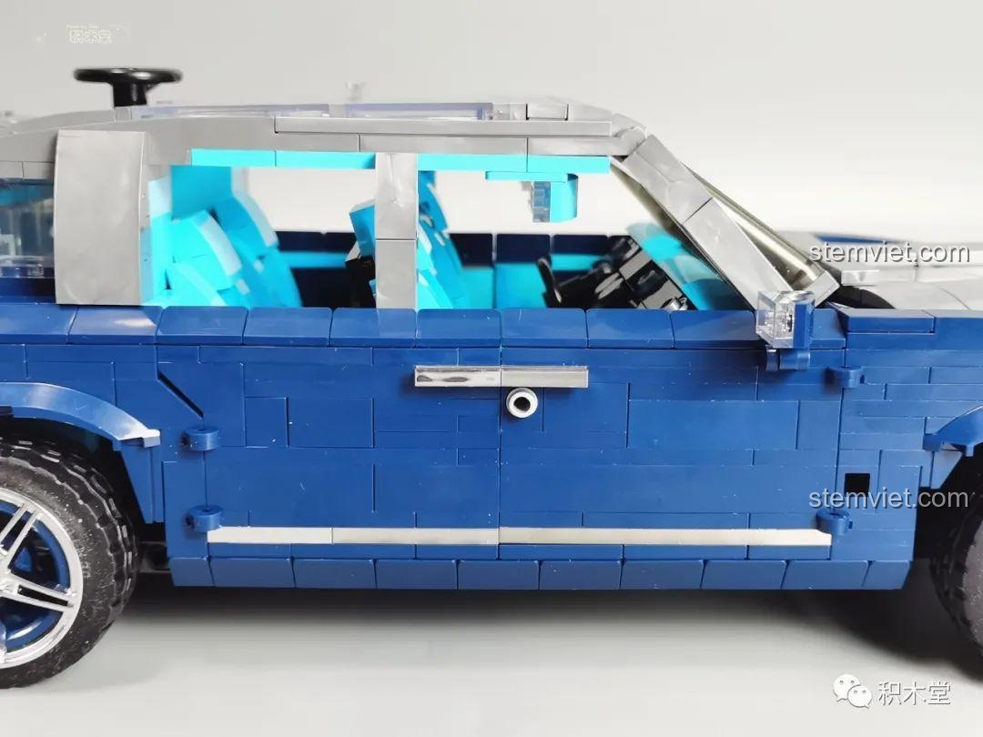 Minifigure ngồi trong ghế lái của Rolls-Royce Cullinan Mould King 10017.