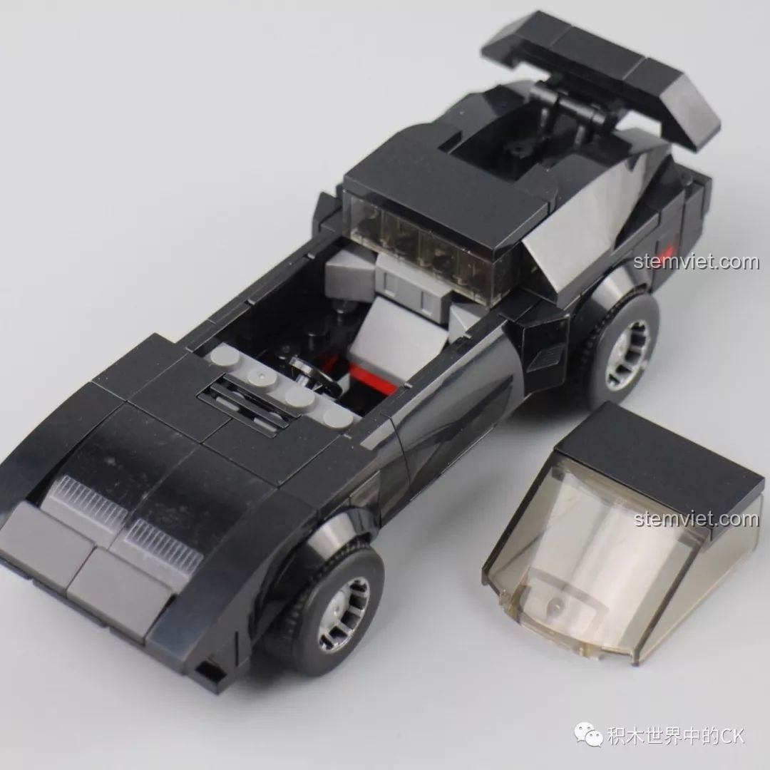 Minifigure ngồi trong khoang lái của mô hình xe Sembo Block 607045 màu đen, sẵn sàng cho cuộc đua.