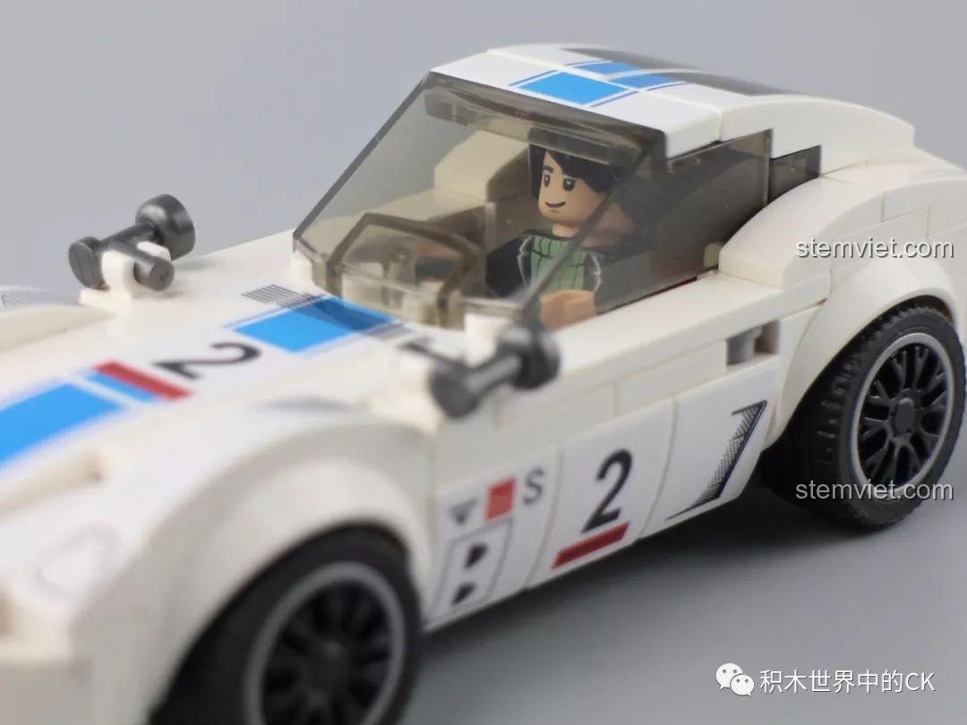 Minifigure thợ máy ngồi bên trong buồng lái của xe Toyota 2000GT SEMBO 607030.