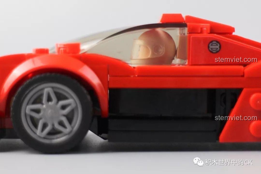 Minifigure tay đua ngồi bên trong buồng lái của xe Toyota GT-One SEMBO 607032.