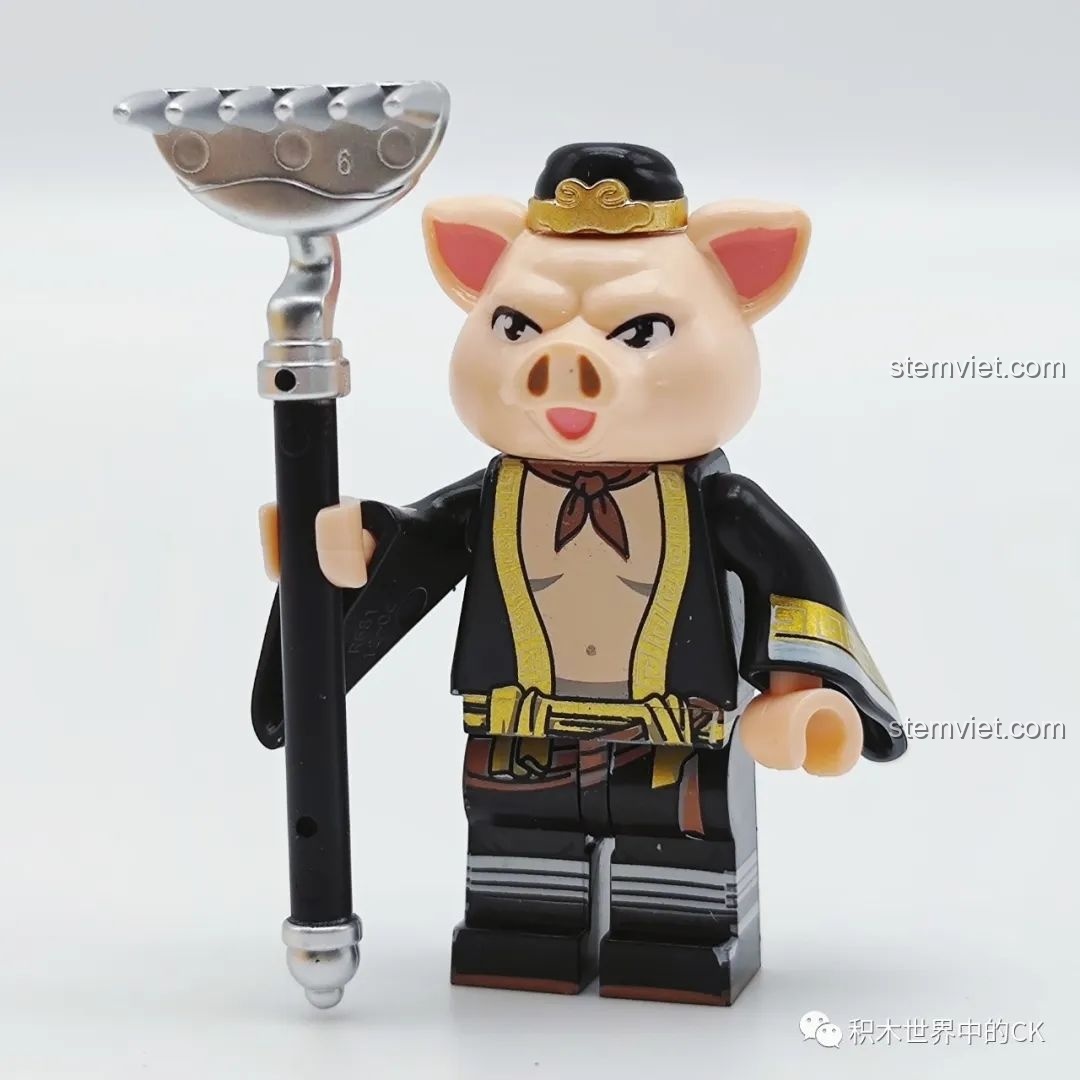 Minifigure Trư Bát Giới đã lắp ráp hoàn chỉnh, tay cầm cây bồ cào chín răng, trang phục đen vàng.