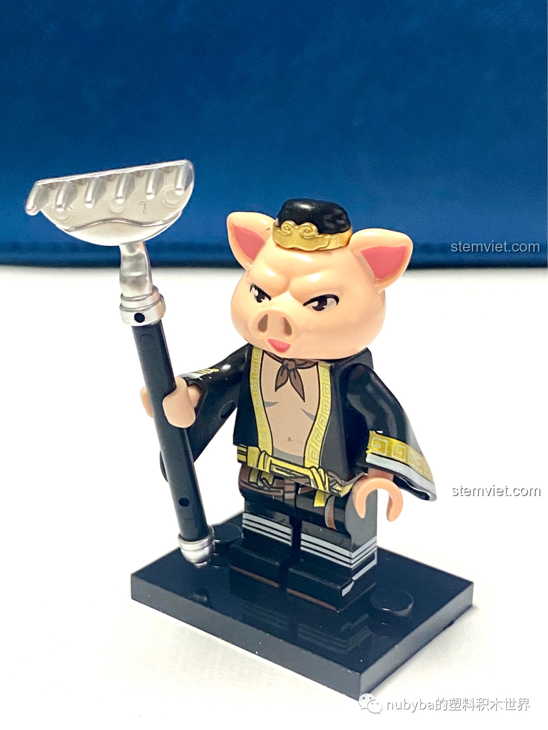 Minifigure Trư Bát Giới sau khi lắp ráp hoàn chỉnh, đứng trên đế trưng bày với vẻ mặt nghiêm túc và trang phục đen.