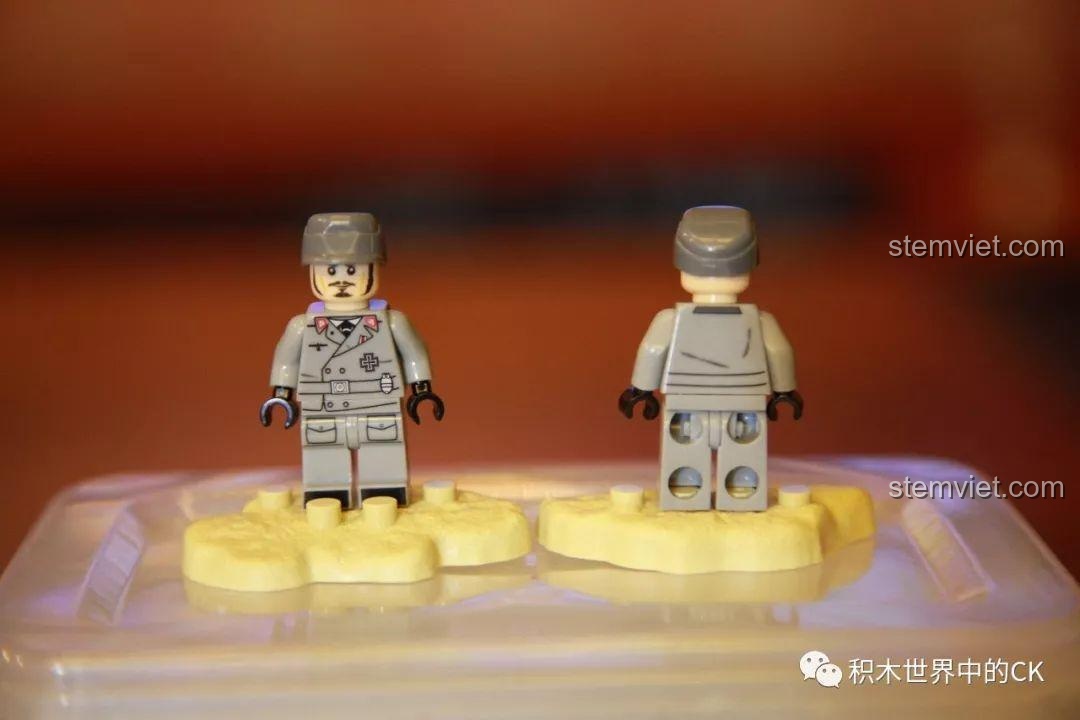 Minifigure Trưởng xe tăng Đức trong bộ Senbao Chiến dịch Ba Lan, với chi tiết in ấn đơn giản nhưng hiệu quả, thể hiện rõ vai trò của nhân vật.