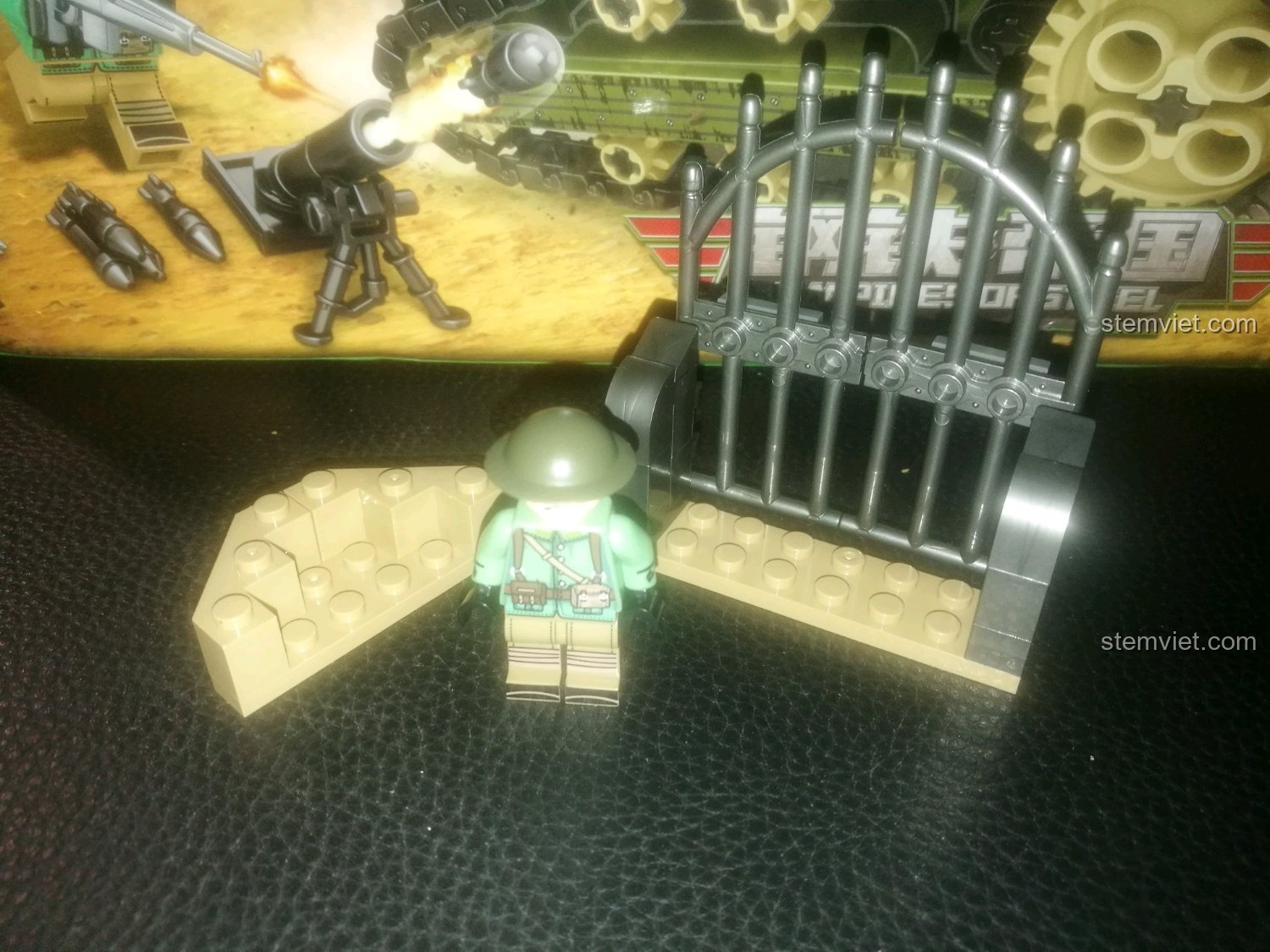 Minifigure lính bộ binh đứng cùng sa bàn nhỏ, tăng tính tương tác cho bộ đồ chơi lắp ghép Xe tăng Renault FT-17.
