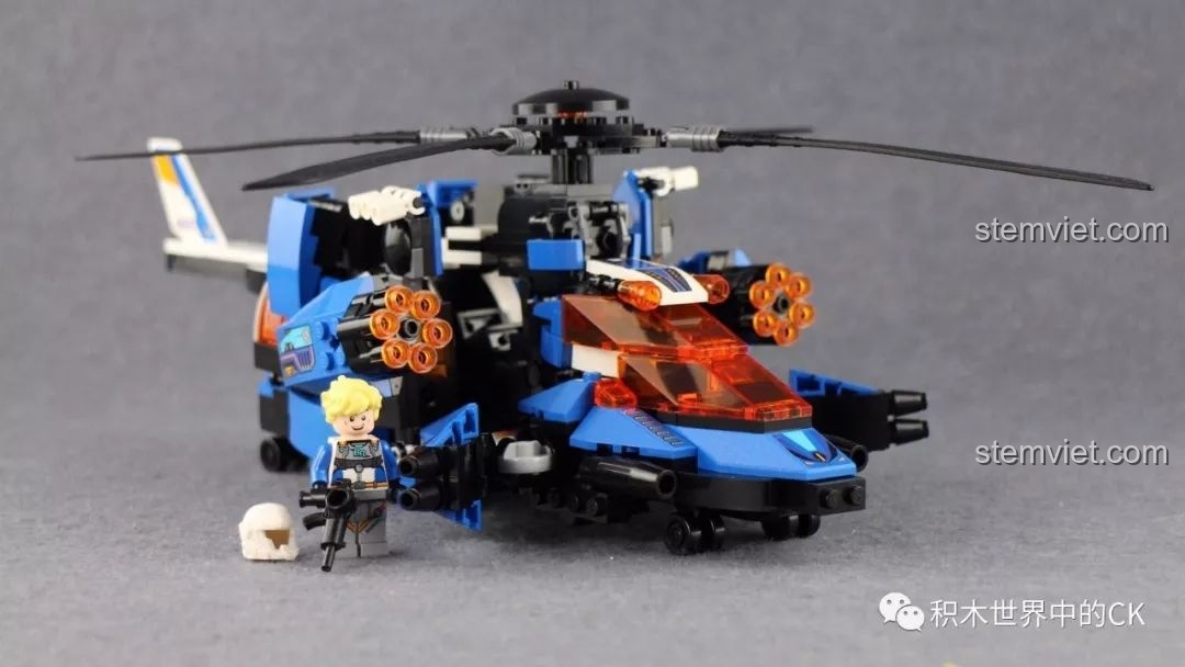 Minifigure phi công Cao Dương đứng cạnh mô hình trực thăng Blade Warrior QMAN 3302, thể hiện tỷ lệ và sự hoàn thiện của bộ đồ chơi.