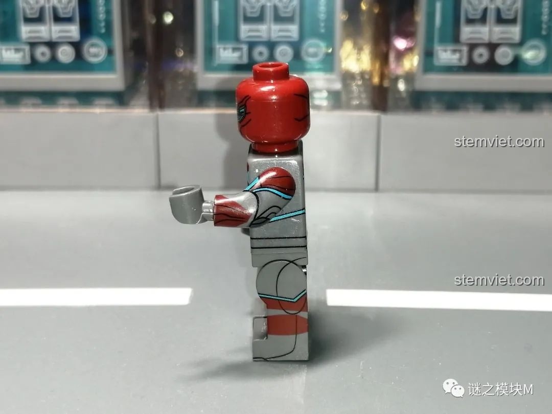 Minifigure Velocity Suit từ bộ lắp ráp Sách Người Nhện SY1461, góc nhìn mặt bên, thể hiện chi tiết trang phục.