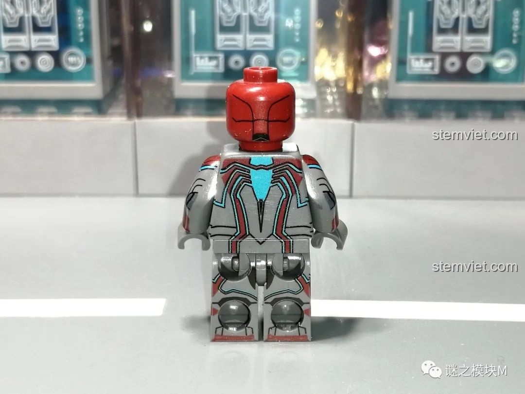 Minifigure Velocity Suit từ bộ lắp ráp Sách Người Nhện SY1461, mặt sau, với các chi tiết giáp được tái hiện rõ ràng.