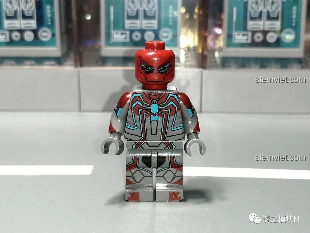 Minifigure Velocity Suit từ bộ lắp ráp Sách Người Nhện SY1461, mặt trước, với thiết kế hiện đại và màu sắc nổi bật.