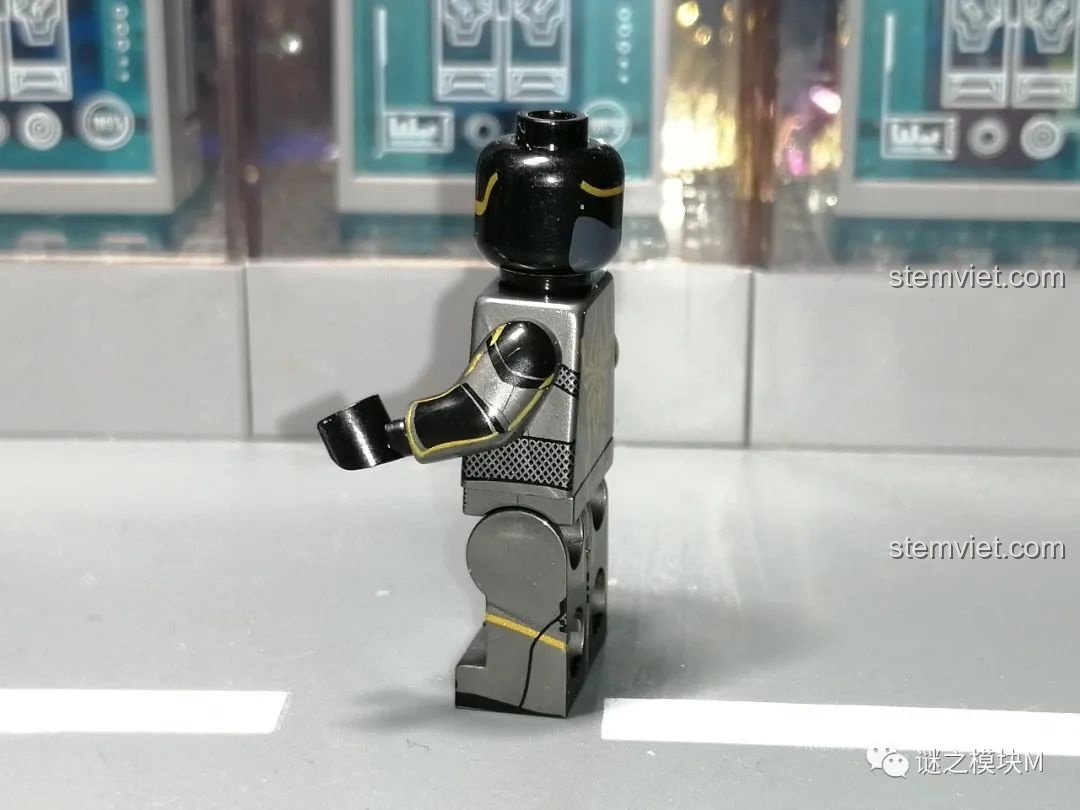 Minifigure Venom SY1461, với thiết kế đen tuyền và biểu tượng nhện trắng đặc trưng, một nhân vật phản diện được yêu thích.