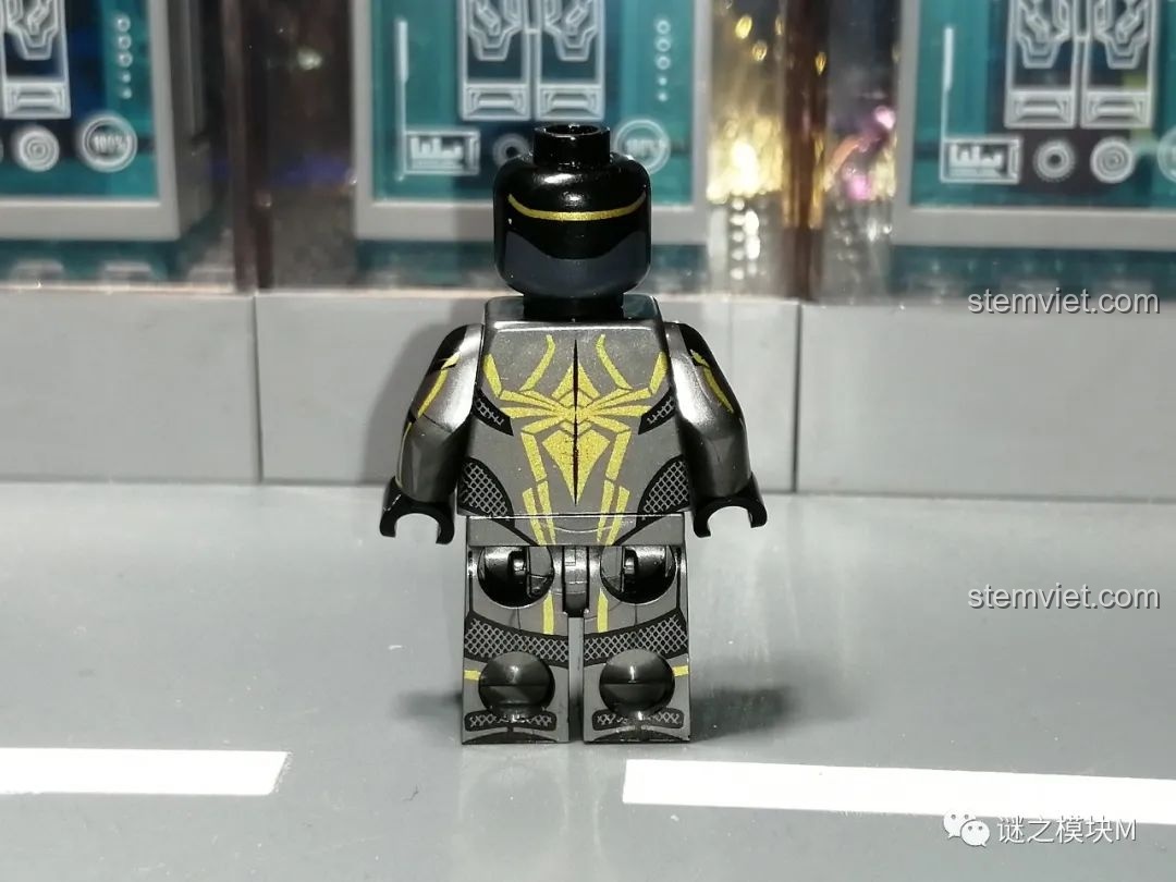 Góc nghiêng của minifigure Venom SY1461, thể hiện rõ các chi tiết in ấn trên trang phục và độ khít của mảnh ghép.