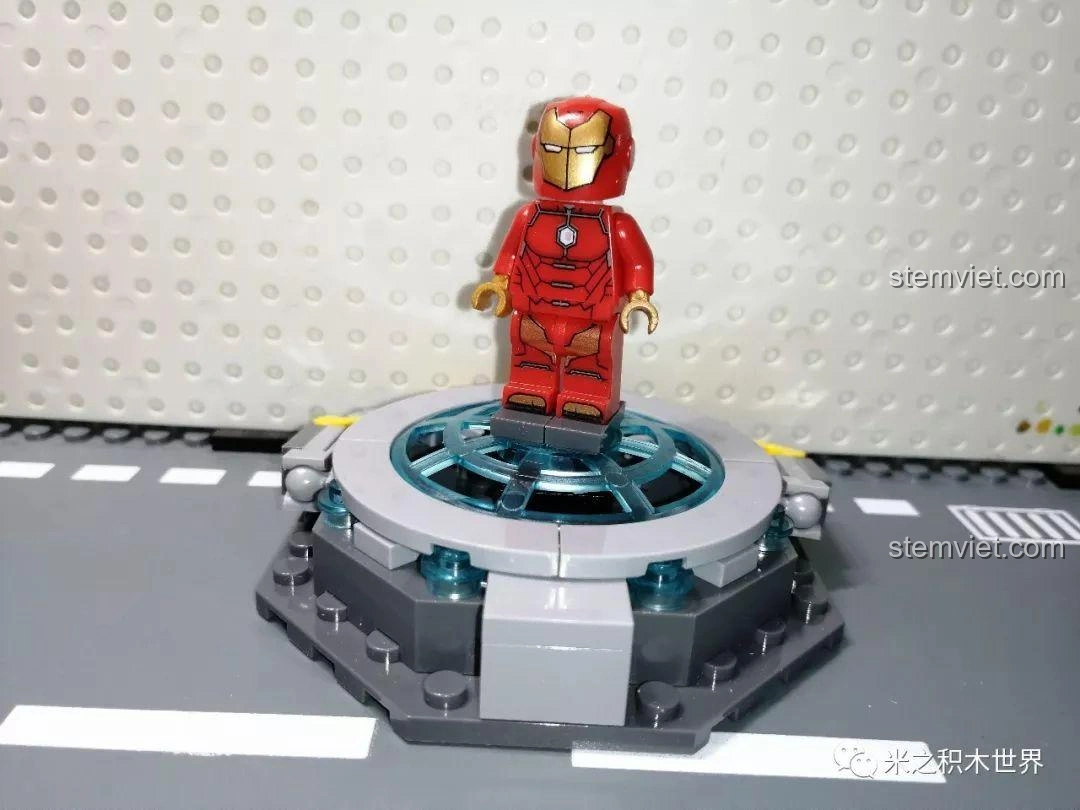 Minifigure Venomized Iron Man trên đế trưng bày, giáp đỏ với chi tiết Venom, một sự kết hợp độc đáo và đáng sợ.