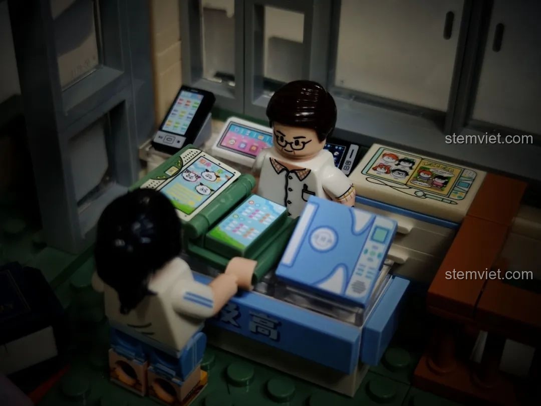 Minifigure Vương Dục Tài đang bán sách cho một bạn học sinh trong mô hình Wekki 516954.