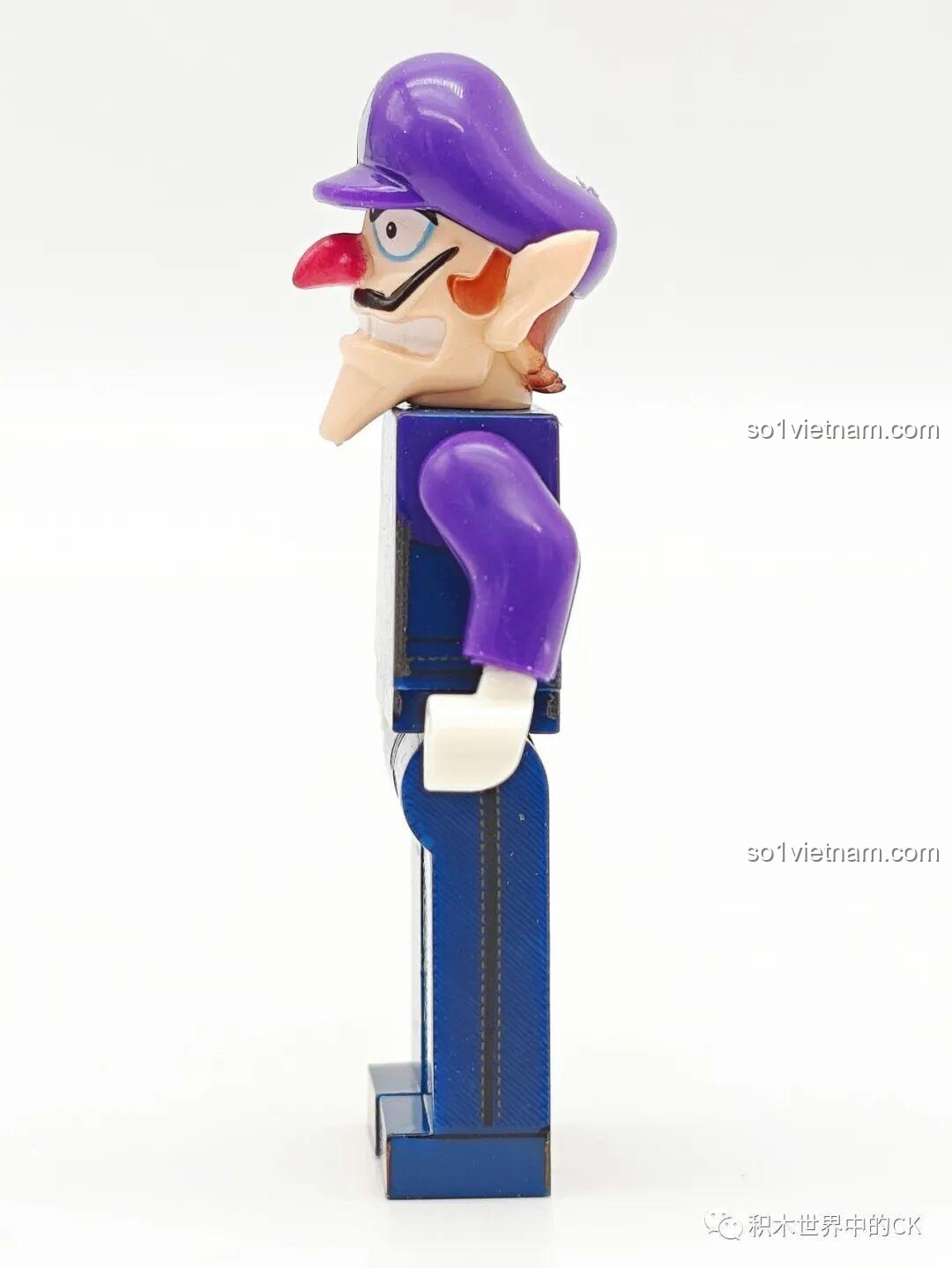 Minifigure Waluigi WM6103 nhìn từ góc nghiêng, khoe chiếc mũi nhọn và khuôn mặt 'khó đỡ'.