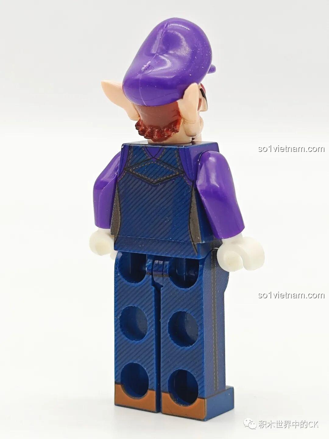 Mặt sau của minifigure Waluigi WM6103, với chi tiết in đơn giản trên lưng.