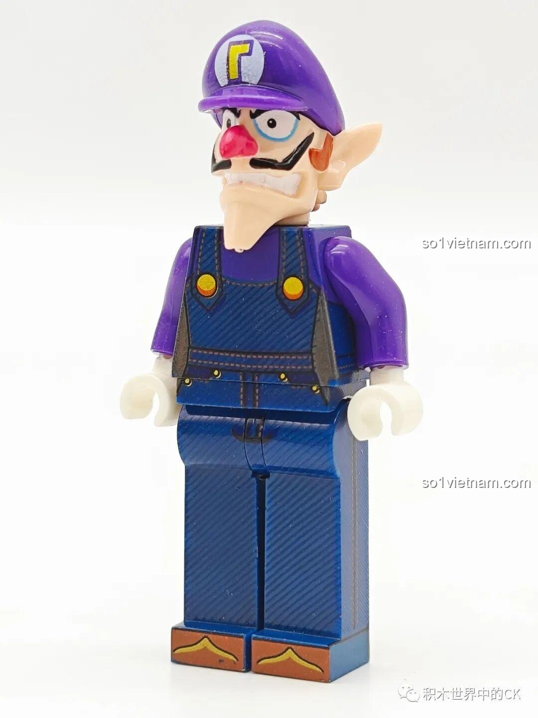 Cận cảnh minifigure Waluigi WM2072 trong bộ WM6103, với tạo hình gầy và cao đặc trưng.